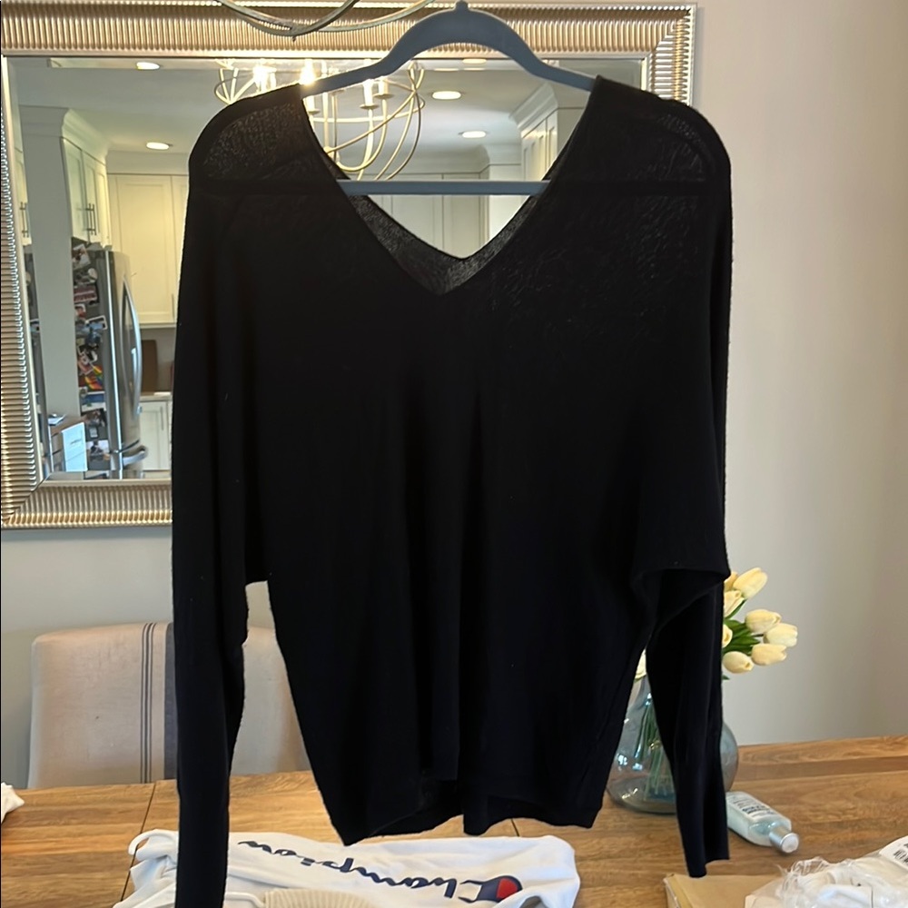 VINCE double v neck cashmere sweater.
Navy, Beautiful condition